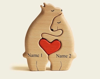 Puede incluir: Rompecabezas de madera con dos figuras de osos abrazándose con un corazón rojo en el centro. Los osos son de color marrón claro, con el texto "Name 1" y "Name 2". Un regalo encantador y personalizado.