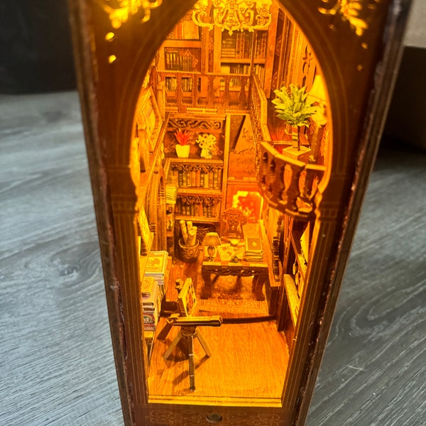 Library of Books Miniature en bois pour étagères de coin pour livres, modèle 3D à insérer dans un puzzle en bois