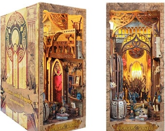 Puede incluir: Un modelo 3D de madera de un castillo de dragón con una portada de libro que dice "A Dance with Dragons". El castillo está intrincadamente detallado y presenta una sala del trono, una biblioteca y una calavera de dragón.