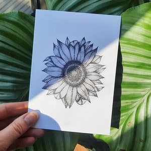 Linda tarjeta de dibujo con pluma de girasol en blanco y negro: perfecta para cumpleaños, gracias, tarjetas de felicitación