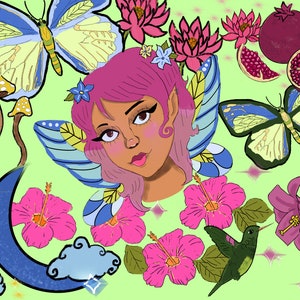Peut inclure: Une illustration fantaisiste représentant une fée aux cheveux roses et aux ailes bleues, entourée de fleurs, de papillons et d'un croissant de lune. La fée a une expression bienveillante et est entourée d'un fond vert vibrant.