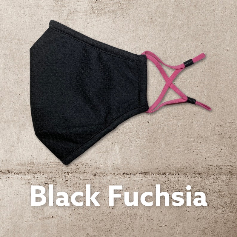 Peut inclure: Masque facial noir avec des sangles r&eacute;glables rose fuchsia.