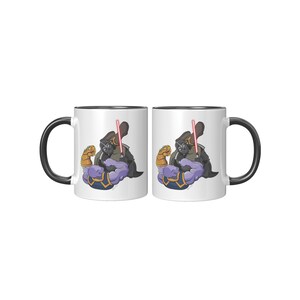 K&ouml;nnte beinhalten: Zwei wei&szlig;e Kaffeetassen mit schwarzen R&auml;ndern. Jede Tasse zeigt ein Cartoon-Bild von Darth Vader und Thanos, wobei Thanos' Hand in einer Faust ist und Darth Vaders Lichtschwert in der Luft schwebt. Die Tassen stehen auf einem wei&szlig;en Hintergrund.