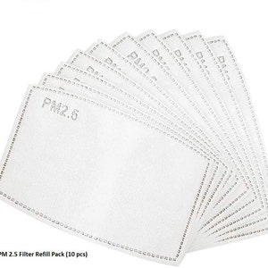 Peut inclure: Un paquet de 10 recharges de filtre PM2.5 blanches pour masques faciaux. Les filtres sont rectangulaires et ont une bordure blanche avec un motif r&eacute;p&eacute;titif de petits points.