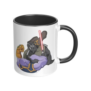 K&ouml;nnte beinhalten: Wei&szlig;e Keramik-Kaffeetasse mit schwarzem Rand und Henkel. Die Tasse zeigt eine Comic-Illustration von Darth Vader und Thanos im Kampf. Thanos tr&auml;gt den Infinity Gauntlet und Darth Vader h&auml;lt ein Lichtschwert.