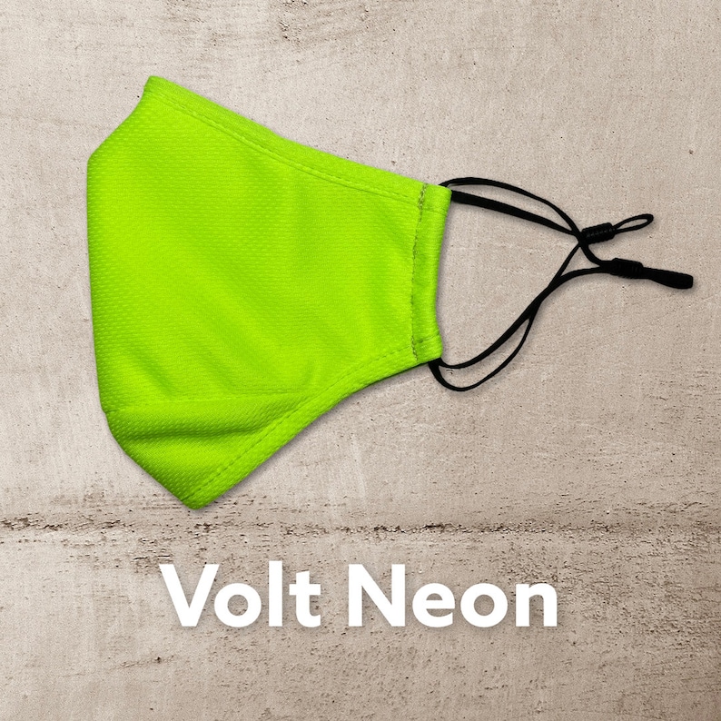 Peut inclure: Un masque facial vert n&eacute;on brillant avec des boucles d'oreille r&eacute;glables noires. Le masque est fait d'un tissu respirant et est con&ccedil;u pour &ecirc;tre confortable &agrave; porter.
