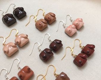 VENTA DE MUESTRA Pendientes colgantes / colgantes Boobie desnudos - ¡Positividad corporal, joyería de arte feminista!