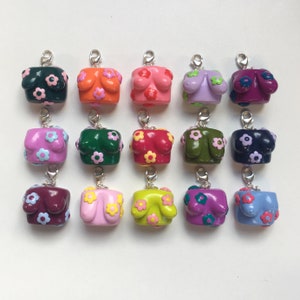 Hecho a pedido FLOWER POWER Clip en boobie Charms Arte feminista, llavero de arcilla de polímero de flores / llavero / encanto de cremallera, Empoderamiento corporal imagen 4