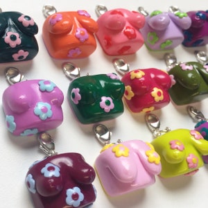 Hecho a pedido FLOWER POWER Clip en boobie Charms Arte feminista, llavero de arcilla de polímero de flores / llavero / encanto de cremallera, Empoderamiento corporal imagen 1