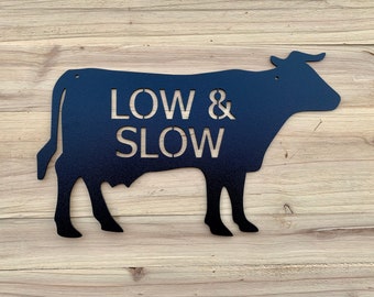 Cartello per affumicatore BBQ LOW & SLOW / Cartello in metallo con mucca / Cartello per grigliate