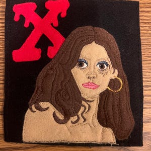 Patch brodé en feutre Maxxine X