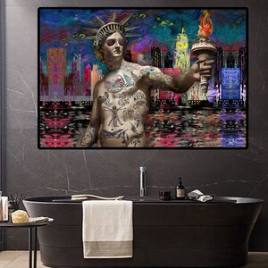 Puede incluir: Una pintura digital de la Estatua de la Libertad, representada como un hombre tatuado que sostiene una antorcha. El fondo es una ciudad con un cielo azul y morado.