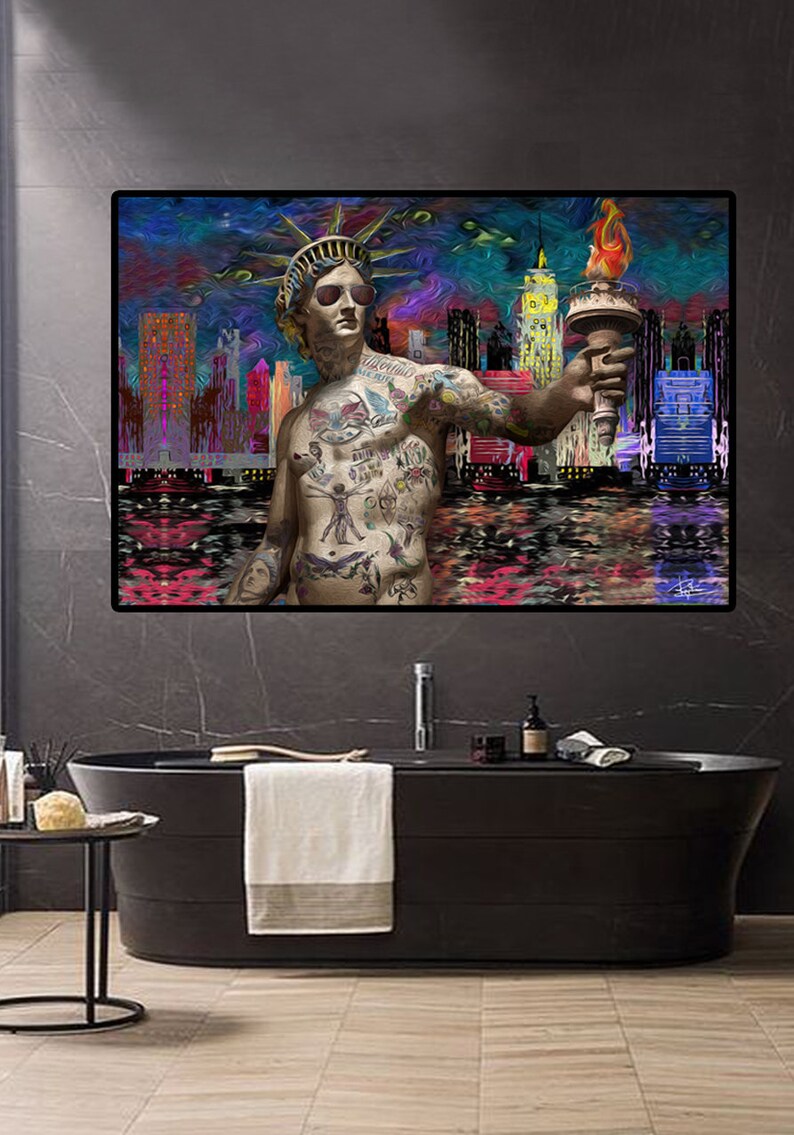 Puede incluir: Una pintura digital de la Estatua de la Libertad, representada como un hombre tatuado que sostiene una antorcha. El fondo es una ciudad con un cielo azul y morado.