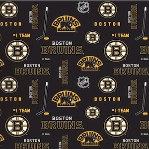 Peut inclure: Tissu noir avec un motif répété de logos, de texte et de crosses de hockey des Bruins de Boston en jaune, blanc et noir. Le motif comprend le nom de l'équipe, le logo et le logo de la LNH.