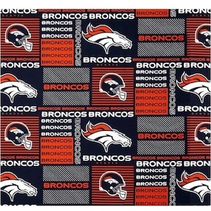 Könnte beinhalten: Ein marineblauer Stoff mit einem sich wiederholenden Muster des Denver Broncos Logos. Das Logo zeigt ein weißes Pferd mit einer orangefarbenen Mähne und einen weißen Helm mit einem orangefarbenen Streifen. Die Worte "Broncos" werden auf dem gesamten Stoff in Weiß wiederholt.