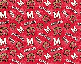 Puede incluir: Tela roja y blanca con un patrón repetido del logotipo de los Terps de la Universidad de Maryland. El logotipo presenta una "M" blanca y una mascota roja con las palabras "Maryland Terps" escritas en blanco.