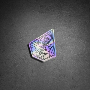 Puede incluir: Una pegatina holográfica con un diseño geométrico que presenta una figura con un halo y una espada. La pegatina es blanca con líneas negras y un acabado iridiscente arcoíris.