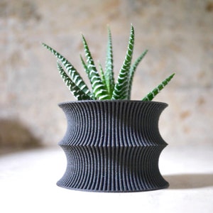 Mid Century Übertopf aus Holz ""CURVY BLACK""