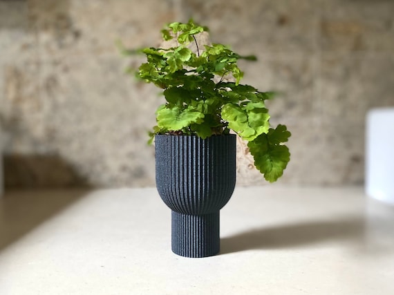 Moderner Übertopf „Chalice“ in Schwarz