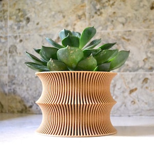 "Übertopf ""Curvy"" Mid Century Modern Holzoptik."