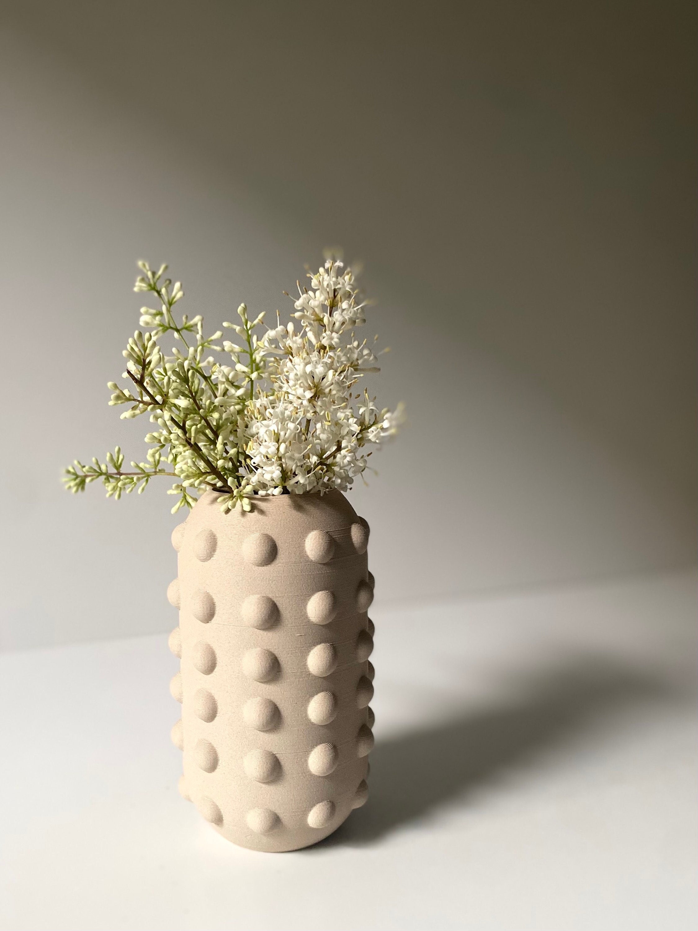Vaso alto "DOTS VASE" finitura opaca color avena