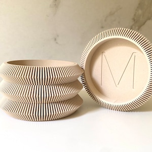 Posavasos personalizado "Monogram Pagoda" en color avena mate