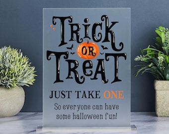 Letrero de Halloween para pedir dulces, letrero con tazón de dulces, letrero acrílico para pedir dulces, dulces de Halloween, toma uno, estación de dulces para porche.