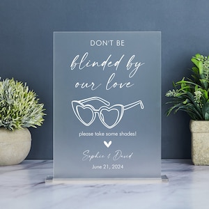 No te dejes cegar por nuestro amor. Por favor, toma unas gafas de sol. Decoración de recepción de boda, fiesta de compromiso, boda de verano, letrero de gafas de sol para boda.