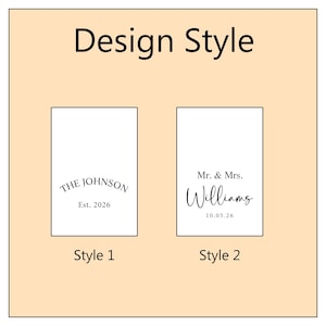 Op de afbeelding: Afbeelding met twee ontwerpstijlen voor een product. Stijl 1 toont "The Johnson" en "Est. 2026". Stijl 2 toont "Mr. & Mrs. Williams" en "10.05.26". De tekst "Design Style", "Style 1" en "Style 2" is ook aanwezig.