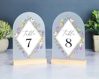 Números de mesa de boda con flores silvestres, números de mesa de acrílico esmerilado, números de mesa florales, decoración de mesa de boda, flores silvestres de colores