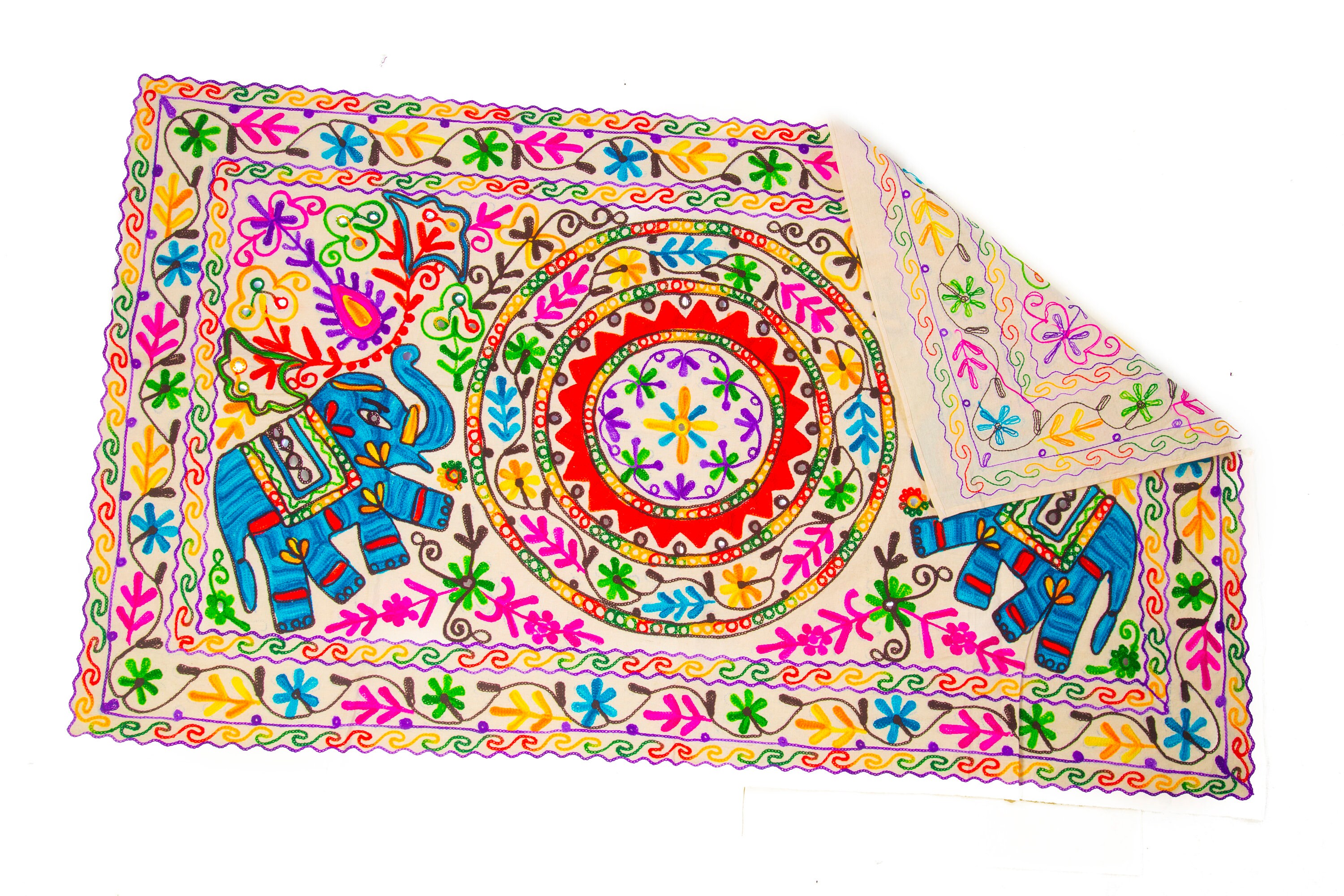 象の刺繍タペストリー 30 x 50 インチ – インドのスザニスロー、青い象