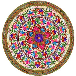 Peut inclure: Un tapis rond blanc brodé avec un motif floral coloré. Le tapis a une bordure verte, marron et jaune.