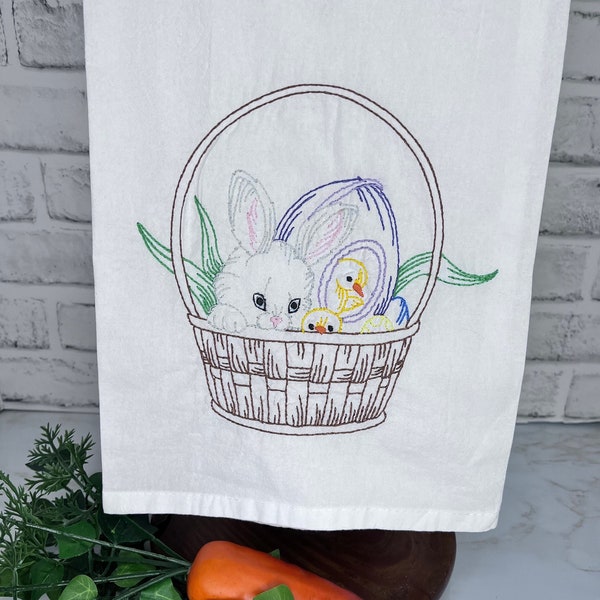 Gesticktes Geschirrtuch Osterhase: Vintage Korb-Design