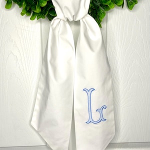 Monogramm Initialen Schärpe*Bestickt * Housewarming*Gastgeberin*Neue Haus Besitzer* Muttertag*Hochzeitsgeschenk* Wählen Sie weiße oder cremefarbene Schärpe