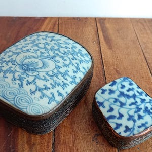 Coppia di scatole vintage in ottone con porcellana cinese blu e bianca – Decorazione orientale artigianale