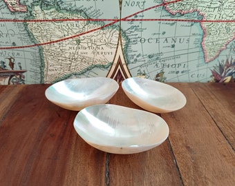 Set of 3 Vintage Mother of Pearl ring Dish Shell, small mother of pearl bowls