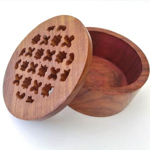 Vintage Round Wood Box with Lid, Hand Carved Wood Box, Fretwork Box, Boho Trinket Box,, Vintage Collectible Box, Boho Jewelry Box