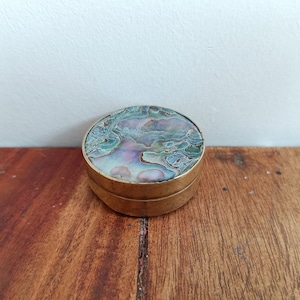 Portapillole vintage rivestito in madreperla, portagioielli in metallo color oro lucido, piccola ed elegante scatola senza tempo, portapillole sofisticato da viaggio
