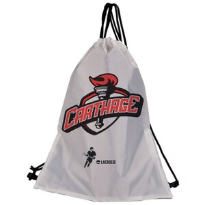 Puede incluir: Bolsa de cordón blanca con un logotipo rojo y negro que dice "Carthage Lacrosse". El logotipo presenta un escudo con una antorcha y la palabra "Carthage" en una fuente negra y roja.