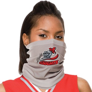 Pode incluir: Cachecol de pescoço cinza com um gráfico de capacete de cavaleiro vermelho e prateado e o texto "Lady Knights".