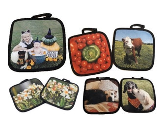 Puede incluir: Conjunto de seis posavasos cuadrados con diferentes imágenes impresas en ellos. Las imágenes incluyen una familia con un disfraz de Halloween, un tazón de tomates y un pimiento verde, una vaca marrón y blanca en un campo, dos flores blancas y dos perros. 