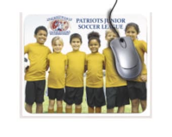 Op de afbeelding: Een rechthoekige muismat met een groep van zes kinderen in gele t-shirts en zwarte shorts, die in een rij staan. De tekst Patriots Junior Soccer League staat bovenaan gedrukt, vergezeld van een rond logo en een zwarte computermuis.