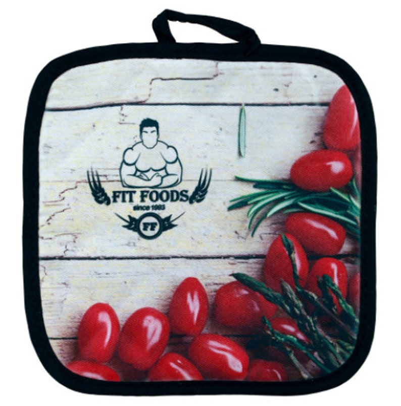 Puede incluir: Un posavasos negro y blanco con un fondo de madera. El posavasos presenta un logotipo para "Fit Foods" con un hombre musculoso y el texto "desde 1993". El posavasos tambi&eacute;n presenta tomates rojos, esp&aacute;rragos verdes y romero verde.
