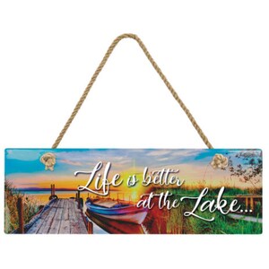 Könnte beinhalten: Ein Holzschild mit einer Sonnenuntergangsszene und einem Boot auf einem See. Das Schild sagt "Life is better at the lake..." und hat ein Seil zum Aufhängen.