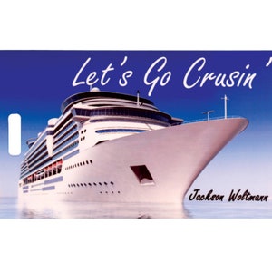 Op de afbeelding: Een blauwe en witte bagagelabel met een cruiseschip en de tekst "Let's Go Cruisin'" en "Jackson Woltmann".