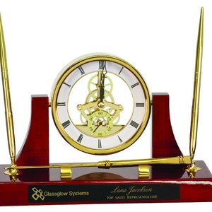 Reloj ejecutivo grabado con acabado de piano de palisandro y oro de 10 1/2 x 6 pulgadas con 2 bolígrafos y abrecartas