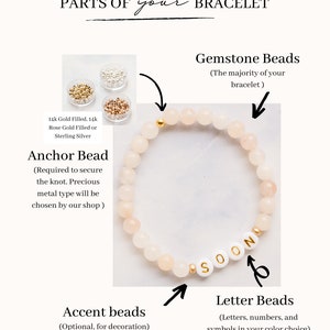 K&ouml;nnte beinhalten: Nahaufnahme eines Armbands mit Edelsteinperlen, einem Ankerperle und Buchstabenperlen, die "SOON" buchstabieren. Das Armband ist in verschiedenen Materialien erh&auml;ltlich, darunter Gold gef&uuml;llt, Ros&eacute;gold gef&uuml;llt und Sterlingsilber.