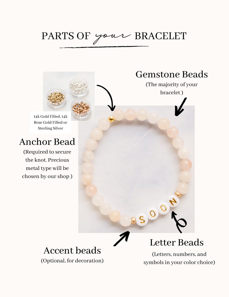 K&ouml;nnte beinhalten: Nahaufnahme eines Armbands mit Edelsteinperlen, einem Ankerperle und Buchstabenperlen, die "SOON" buchstabieren. Das Armband ist in verschiedenen Materialien erh&auml;ltlich, darunter Gold gef&uuml;llt, Ros&eacute;gold gef&uuml;llt und Sterlingsilber.