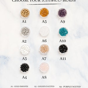 K&ouml;nnte beinhalten: Sortiment an Perlen in verschiedenen Farben und Ausf&uuml;hrungen, darunter Gold, Silber, Wei&szlig;, Schwarz, Klar, Mauve, Rosa, Lila, Aqua und Schwarz. Die Perlen sind in kleinen durchsichtigen Beh&auml;ltern angeordnet, die mit A1 bis A11 beschriftet sind. Jeder Perlentyp wird unter den Beh&auml;ltern beschrieben.
