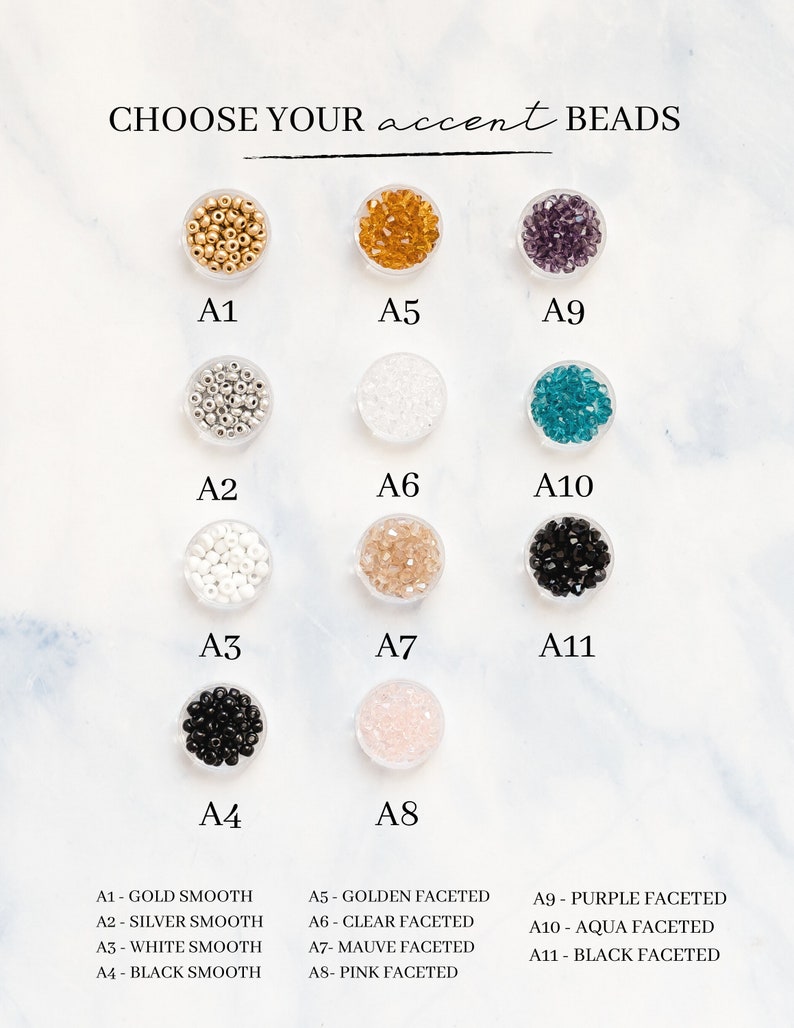 K&ouml;nnte beinhalten: Sortiment an Perlen in verschiedenen Farben und Ausf&uuml;hrungen, darunter Gold, Silber, Wei&szlig;, Schwarz, Klar, Mauve, Rosa, Lila, Aqua und Schwarz. Die Perlen sind in kleinen durchsichtigen Beh&auml;ltern angeordnet, die mit A1 bis A11 beschriftet sind. Jeder Perlentyp wird unter den Beh&auml;ltern beschrieben.